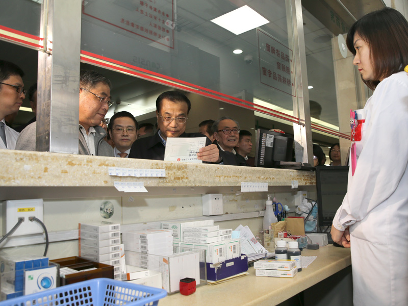 图为李克强总理2018年4月11日在上海复旦大学附属华山医院考察民生迫切需求的药品供应及价格。